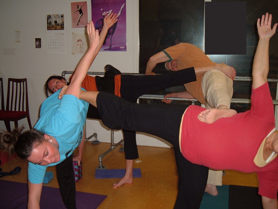 Acro yoga 4 person | Acro yoga poses, Partner yoga poses, Top yoga poses